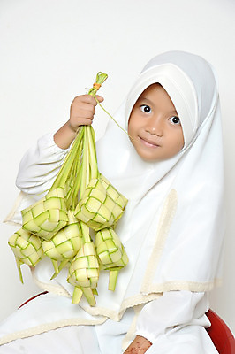 포토 JPG 해외이미지 1 손 여자 딸 행복 아시아 얼굴 어린이 백그라운드 셔츠 신체 한명 사람 동양인 빛 컬러풀 머리 유행 보라색 목도리 줄무늬 흰색 달콤 작음 수줍음 싱글 인도네시아 숭배 스타일 해외202004 해외포토 잡화 감정 나라 컬러 상의 무늬 가족 인종 신체부위 맛 크기 파일형식 이미지허브