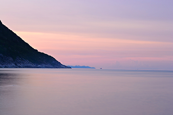 포토 JPG 해외이미지 모래 바다 섬 여행 백그라운드 태국 자연 휴가 휴식 풍경 사람없음 가로 빨간색 여름 관광지 햇빛 일출 어둠 황혼 일몰 새벽 만 수면 황금 장노출 열대기후 웅장함 인도차이나반도 수평선 해외202004 해외포토 자연요소 계절 아시아 컬러 컨셉 촬영기법 물 태양 노을 생태계 파일형식 이미지허브