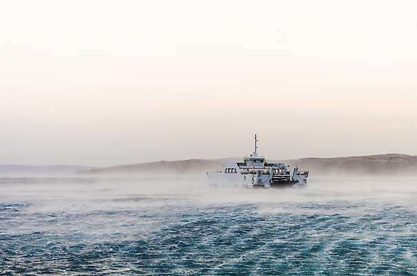 포토 JPG 해외이미지 파도 바다 섬 자연 바람 사람없음 물 파란색 힘 젖음 화물 잡기 위험 함선 소금 분무기 무거움 깊이 어려움 해외202004 해외포토 자연요소 컬러 컨셉 배_교통 모션 날씨 운송업 무게 생태계 파일형식 이미지허브