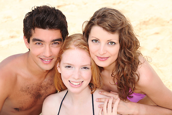 포토 JPG 해외이미지 수영복 모래 반바지 학교 하늘 휴가 갈색머리 서기 풍경 소년 세명 여름 파란색 비키니 수건 선글라스 태양 보라색 우정 그룹 보호 검은머리 양산 색동 생강 유대감 해외202004 해외포토 자연요소 헤어스타일 옷 계절 교육 남자 안경 어린이 컬러 컨셉 채소 바지 모션 사람 친구 위생용품 파일형식 이미지허브