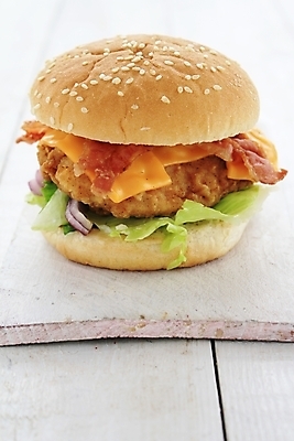 포토 JPG 해외이미지 패스트푸드 실내 사람없음 한개 햄버거 치킨버거 나무배경 해외202004 해외포토 1 백그라운드 내부 인스턴트 파일형식 이미지허브