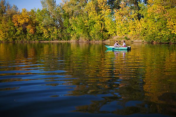 포토 JPG 해외이미지 라이프스타일 커플 행복 호수 여행 2 가족 자연 하늘 휴가 휴식 항해 사랑 사람 풍경 야외 두명 가로 빨간색 초록색 물 여름 파란색 강 반사 노란색 평화 맑음 침묵 가을 보트 장면 멀리 강렬 해외202004 해외포토 자연요소 계절 감정 컬러 컨셉 배_교통 관계 날씨 생활 소리 생태계 파일형식 이미지허브