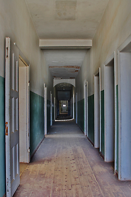 포토 JPG 해외이미지 모래 아프리카 바닥 그림자 사람없음 목재 초록색 빛 문 복도 통로 나무바닥 나미비아 썩음 옛날 직진 터키석 파멸 해외202004 해외포토 나무 나라 컬러 컨셉 재료 보석 남아프리카 파일형식 소멸 이미지허브