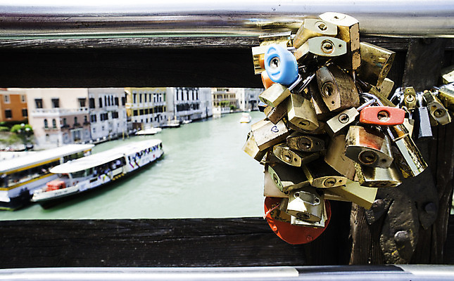 포토 JPG 해외이미지 전통 커플 결혼 결혼식 열쇠 자물쇠 발렌타인데이 사랑 사람없음 야외 빨간색 울타리 금속 이탈리아 우정 하트 접속 심볼 오브젝트 사인 약속 잠금 보안 베네치아 영원 파리(프랑스) 해외202004 해외포토 모양 감정 유럽 컬러 관계 데이이벤트 재질 안전 이벤트 친구 담장 파일형식 이미지허브