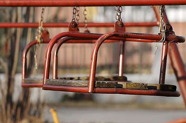 포토 JPG 해외이미지 공원 어린이 2 놀이 안전 사람없음 야외 가을 놀이터 위험 가난 브레이크 사건 버리기 그네 부식 보험 깨짐 돌봄 옛날 트러블 해외202004 해외포토 계절 공공시설 컨셉 모션 사람 파일형식 이미지허브