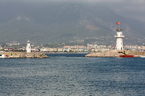 포토 JPG 해외이미지 바다 여행 건축양식 자연 하늘 휴가 주택 등대 항해 안전 풍경 사람없음 건물 빨간색 물 여름 파란색 빛 탑 항구 맑음 흰색 깃발 도시 지중해 휴양지 포트 네비게이션 칠면조 해외202004 해외포토 자연요소 건축물 계절 건축 컬러 배_교통 교통시설 조류 날씨 장소 생태계 파일형식 이미지허브