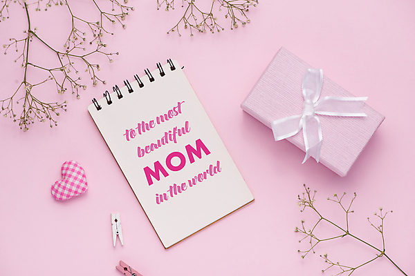 포토 JPG 해외이미지 식물 영어 실내 사람없음 선물상자 하트 스프링노트 나무집게 어머니의날 분홍색배경 해외202004 해외포토 모양 문자 기념일 분홍색 백그라운드 집게 선물 내부 목재 상자 공책 미국문화 파일형식 이미지허브