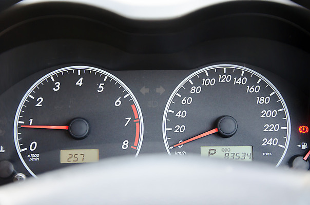 포토 JPG 해외이미지 자동차 경고 사람없음 내부 운전 기구 판넬 지시 속도 연료 온도 다이얼 엔진 계량기 게이지 계기판 속도계 자동 제어 해외202004 해외포토 육상교통 모션 파일형식 이미지허브