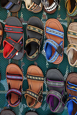 포토 JPG 해외이미지 신발 사람없음 세로 파란색 유행 세일 시장 샌들 고무 분양 양발 스타일 해외202004 해외포토 컬러 부동산 파일형식 이미지허브