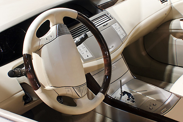 포토 JPG 해외이미지 디자인 이동 자동차 실내 손잡이 사람없음 내부 빨간색 빛 금속 바퀴 막대기 클래식 고급 그릴 은색 60대 가죽 속도 복고 기어 계기판 옛날 자동 제어 스타일 카피스페이스 해외202004 해외포토 노년 육상교통 컬러 컨셉 재질 주방용품 공백 파일형식 이미지허브