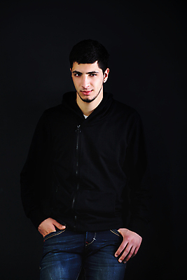 포토 JPG 해외이미지 1 남자 행복 포즈 한명 사람 성인 해외202004 해외포토 감정 파일형식 이미지허브