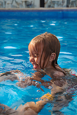 포토 JPG 해외이미지 라이프스타일 행복 어린이 놀이 휴가 수영장 건강 관리 한명 웃음 사람 성인 야외 물 파란색 금발 운동 햇빛 수영 젖음 자유 잡기 가르침 작음 시원함 초대 해외202004 해외포토 자연요소 1 헤어스타일 교육 감정 컬러 컨셉 모션 표정 생활 태양 수상스포츠 크기 파일형식 이미지허브
