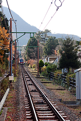 포토 JPG 해외이미지 나무 교통시설 자연 하늘 풍경 사람없음 야외 건물 빨간색 세로 초록색 노란색 금속 일본 회색 기차 가을 바위 철사 인공 콘크리트 해외202004 해외포토 식물 건축물 계절 아시아 육상교통 컬러 교통 재질 대중교통 돌_바위 시설 생태계 파일형식 이미지허브