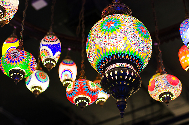 포토 JPG 해외이미지 전통 디자인 아시아 문화 유리 이스탄불 매달리기 미술 동양인 사람없음 장식 빛 컬러풀 상점 금속 활발 장비 등불 램프 그룹 시장 고급 쇠사슬 수집 무역 기념품 모자이크 칠면조 빛망울 놋쇠 아랍어 스타일 해외202004 튀르키예 해외포토 나라 산업 컬러 컨셉 모션 재질 조류 문화예술 조명 인종 오브젝트 파일형식 이미지허브