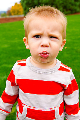 포토 JPG 해외이미지 어린이 한명 사람 소년 야외 줄무늬 먹기 해외202004 해외포토 1 남자 무늬 모션 파일형식 이미지허브