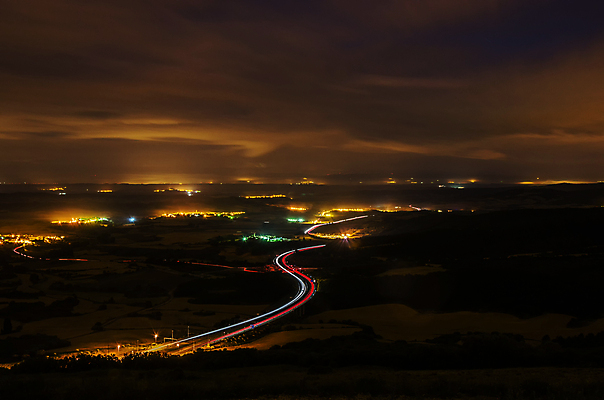 포토 JPG 해외이미지 도로 여행 밭 모션 자동차 풍경 사람없음 빨간색 빛 어둠 줄무늬 흰색 도시 고속도로 스페인 야간 속도 해외202004 해외포토 자연요소 유럽 길 육상교통 컬러 무늬 농업 교통시설 파일형식 이미지허브
