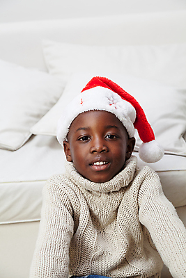 포토 JPG 해외이미지 모델 1 남자 행복 어린이 백그라운드 크리스마스 가정 아파트 주택 실내 한명 미소 사람 앉기 소년 세로 소파 검은색 축제 방 흰색 시간 재산 리빙 옛날 해외202004 해외포토 기념일 감정 컬러 의자 모션 표정 내부 건물 금융 파일형식 이미지허브