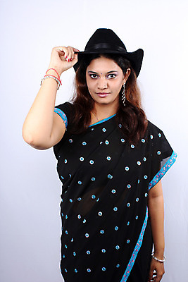 포토 JPG 해외이미지 전통 옷 여자 문화 한명 서기 동양인 표현 인디언 인도인 사리 해외202004 해외포토 외국인 1 모션 아메리카 사람 인종 파일형식 이미지허브