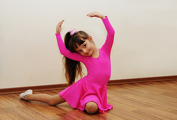 포토 JPG 해외이미지 어린이 분홍색 한명 해외202004 해외포토 1 컬러 사람 파일형식 이미지허브