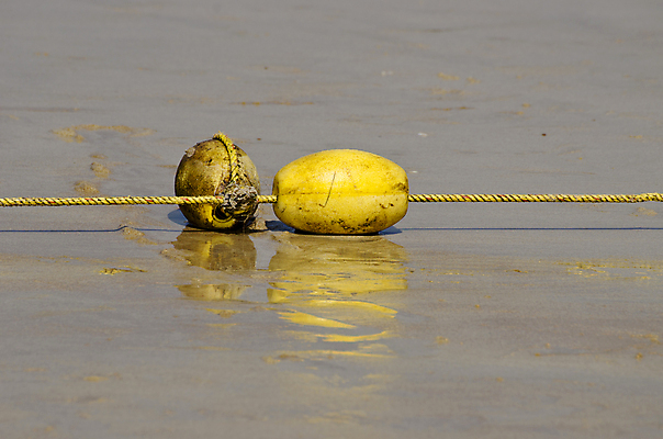 포토 JPG 해외이미지 아시아 선 모래 바다 2 안전 사람없음 노란색 장비 젖음 공구 보트 오브젝트 휴양지 보안 매듭 낚시꾼 부표 해외202004 해외포토 나라 컬러 배_교통 장소 도구 파일형식 이미지허브