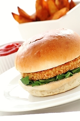 포토 JPG 해외이미지 접시 패스트푸드 실내 사람없음 햄버거 케첩 흰배경 웨지감자 치킨버거 해외202004 해외포토 식기 백그라운드 감자 내부 흰색 소스_음식 인스턴트 감자요리 파일형식 이미지허브