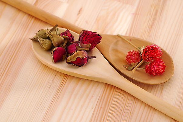 포토 JPG 해외이미지 꽃잎 실내 사람없음 나무숟가락 드라이플라워 꽃차 나무배경 해외202004 해외포토 꽃 백그라운드 내부 차_음료 숟가락 파일형식 이미지허브