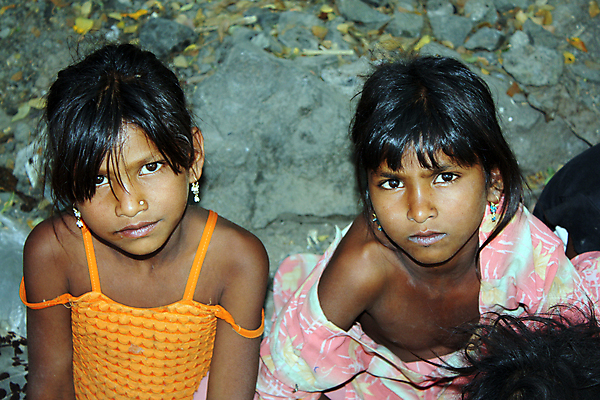 포토 JPG 해외이미지 아시아 어린이 가족 거리 동양인 두명 옆모습 친구 표현 인디언 가난 인도인 자매 형제 언니 노숙자 위기 해외202004 해외포토 외국인 여자 남자 나라 뷰포인트 컨셉 관계 아메리카 사람 인종 파일형식 이미지허브