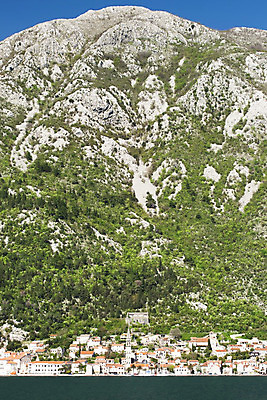 포토 JPG 해외이미지 나무 유럽 바다 여행 자연 하늘 지붕 산 주택 풍경 사람없음 빨간색 초록색 물 파란색 흙 봄 바위 흰색 만 타운 몬테네그로 발칸반도 해외202004 해외포토 자연요소 식물 계절 나라 컬러 건물 돌_바위 도시 생태계 파일형식 이미지허브