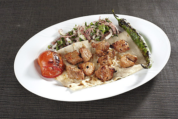 포토 JPG 해외이미지 접시 음식 백그라운드 잎 채소 건강 육류 돼지고기 사람없음 야외 치킨 흰색 신선 뜨거움 꼬치 맛 그릴 바비큐 굽기 매움 후추 점심식사 고립 케밥 해외202004 해외포토 식물 식기 컬러 컨셉 식재료 주방용품 식사 구이 향신료 닭고기요리 파일형식 이미지허브