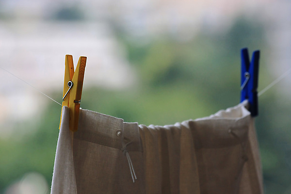 포토 JPG 해외이미지 모양 옷 가정 매달리기 사람없음 야외 파란색 치마 노란색 씻기 오브젝트 철사 해외202004 해외포토 컬러 모션 하의 청결 파일형식 이미지허브