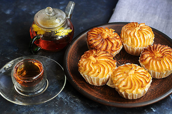 포토 JPG 해외이미지 음료 음식 빵 크리스마스 과일 탁자 디저트 사람없음 장식 컵 갈색 케이크 초콜릿 흰색 신선 달콤 맛 아침식사 굽기 머핀 페스츄리 핸드메이드 해외202004 해외포토 식기 기념일 컬러 가구 컨셉 식사 구이 파일형식 이미지허브