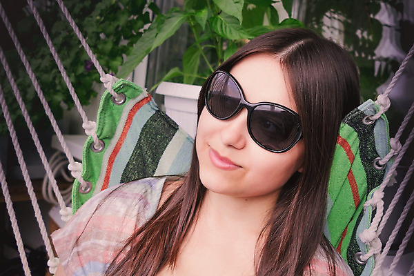 포토 JPG 해외이미지 백인 라이프스타일 응시 여자 행복 생각 아침 휴가 휴식 주택 사람 사람없음 선글라스 태양 어둠 꿈 발코니 도시 자신감 해먹 단절 몽상가 배려 안락 해외202004 해외포토 주간 자연요소 서양인 시선 감정 안경 컨셉 건물 생활 침대 파일형식 이미지허브