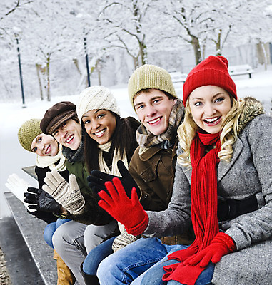 포토 JPG 해외이미지 나무 공원 여자 남자 행복 물결 파도 겨울 벤치 함께함 따뜻함 미소 사람 앉기 손짓 여러명 야외 옆모습 친구 청춘 우정 추위 인사 그룹 5 환영 눈내림 해외202004 해외포토 식물 계절 공공시설 감정 바다 뷰포인트 다수 컨셉 의자 관계 모션 눈_날씨 표정 숫자 예절 파일형식 이미지허브