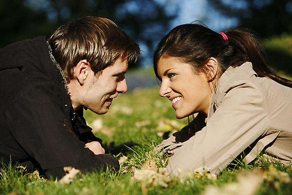 포토 JPG 해외이미지 나무 공원 여자 남자 잎 자연 휴식 함께함 사랑 사람 야외 두명 우정 기쁨 아내 쌍 보물 해외202004 해외포토 식물 공공시설 감정 컨셉 친구 생태계 파일형식 이미지허브