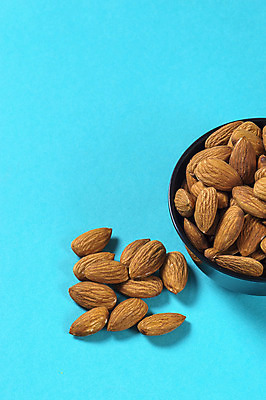 포토 JPG 해외이미지 그릇 백그라운드 다이어트 건조 사람없음 파란색 아몬드 해외202004 해외포토 식기 컬러 건강 견과류 파일형식 이미지허브