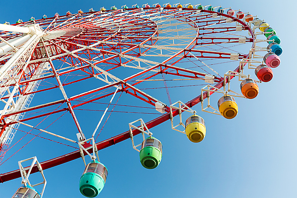 포토 JPG 해외이미지 주간 구름 행복 하늘색 하늘 휴식 사람없음 야외 맑음 놀이공원 주말 롤러코스터 무지개색 해외202004 해외포토 자연요소 감정 컨셉 날씨 파란색 컬러풀 테마파크 놀이기구 파일형식 이미지허브