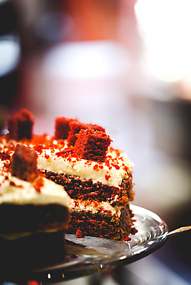 포토 JPG 해외이미지 접시 커피 음식 조각 휴가 디저트 기념 사랑 사람없음 장식 빨간색 갈색 케이크 상점 초콜릿 검은색 어둠 빵집 젖음 수확 흰색 축하 원형 생일 붓기 달콤 맛 설탕 크림 서비스 공유 고립 바닐라 페스츄리 핸드메이드 벨벳 해외202004 해외포토 도형 식기 기념일 감정 음료 빵 컬러 컨셉 농업 모션 실크 파일형식 이미지허브