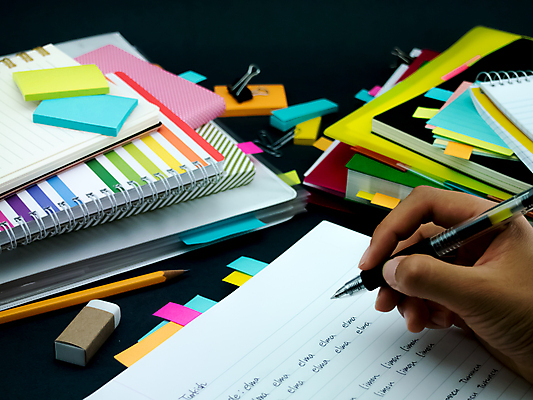 포토 JPG 해외이미지 학생 영어 교육 문화 텍스트 통신 교실 학교 수업 사람없음 책 단어 스터디 세계 글로벌 연필 펜 쪽지 공책 시험 퀴즈 가르침 강의 사전 소셜 번역 해외202004 튀르키예 해외포토 문자 아시아 문구용품 학용품 학습 필기구 파일형식 이미지허브