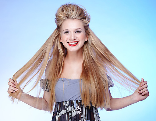 포토 JPG 해외이미지 백인 모델 1 라이프스타일 헤어스타일 손 응시 드레스 여자 행복 유럽 얼굴 한명 사람 빨간색 파란색 금발 유행 흰색 팔 스타일 해외202004 해외포토 서양인 시선 옷 감정 나라 컬러 생활 신체부위 파일형식 이미지허브