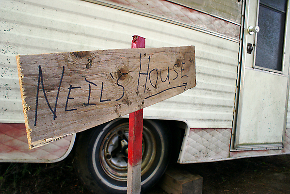 포토 JPG 해외이미지 외관 공원 여행 모바일 날씨 주택 사람없음 야외 가로 문 캠핑 수확 흰색 시골 바퀴 거친 고독 폐기물 주차 가난 캠핑장 사인 부식 불행 멀리 트레일러 방치 썩음 옛날 울퉁불퉁 중고 해외202004 해외포토 공공시설 감정 컬러 컨셉 농업 레저 건물 쓰레기 파일형식 이미지허브