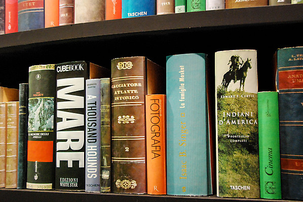 포토 JPG 해외이미지 디자인 교육 종이 벽 백그라운드 학교 사람없음 목재 책 스터디 독서 쌓기 정보 수확 도서관 읽기 교과서 대학교 문서 문학 페이지 서점 옛날 해외202004 해외포토 나무 농업 재료 모션 교재 학습 상점 파일형식 이미지허브