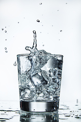 포토 JPG 해외이미지 음료 조각 백그라운드 사람없음 물 얼음 주스 흰색 투명 떨어짐 시원함 오브젝트 스플래쉬 해외202004 해외포토 자연요소 컬러 컨셉 파일형식 이미지허브