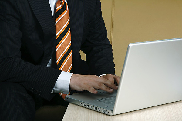 포토 JPG 해외이미지 백인 1 남자 40대 인터넷 회사 비즈니스 넥타이 모바일 실내 사람 정장 사람없음 30대 금융 노트북 컴퓨터 사무실 타이핑 업무 비즈니스맨 자신감 휴게실 공항 주식 무선전화기 경영자 옷입기 타입 변호사 경영 해외202004 해외포토 서양인 직업 잡화 옷 감정 중년 교통시설 모션 내부 장년 경제 전자제품 작업 직장인 전화기 리더 파일형식 이미지허브