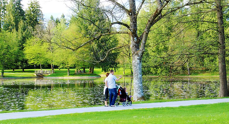 포토 JPG 해외이미지 라이프스타일 계절 공원 여자 남자 딸 행복 어린이 가족 엄마 휴식 함께함 3 사랑 사람 성인 세명 초록색 그룹 아빠 숲 즐거움 강렬 해외202004 해외포토 공공시설 감정 컬러 컨셉 관계 생활 파일형식 이미지허브