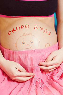 포토 JPG 해외이미지 백인 1 라이프스타일 손 옷 여자 행복 감정 얼굴 신체 엄마 새로움 잉크 실내 건강 한명 미소 사람 성인 가로 임신 기쁨 아기 잡기 기다림 예측 피부 사인 시작 그림 문제 월 유일 해외202004 해외포토 서양인 컨셉 가족 모션 표정 내부 생활 신체부위 날짜 파일형식 이미지허브