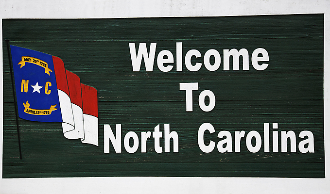 포토 JPG 해외이미지 여행 사람없음 목재 초록색 미국 정보 깃발 사인 도로표지판 환영 해외202004 해외포토 나무 도로 컬러 북아메리카 재료 표지판 파일형식 이미지허브