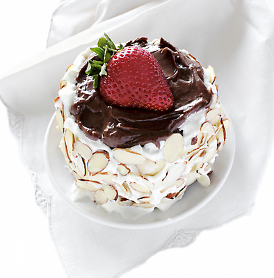 포토 JPG 해외이미지 딸기 디저트 사람없음 케이크 초콜릿 대접 신선 달콤 맛 크림 아몬드 충동구매 솔깃 프로스팅 해외202004 해외포토 음식 컨셉 과일 쇼핑 견과류 제빵 과소비 파일형식 이미지허브