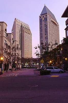 포토 JPG 해외이미지 공원 문화 분홍색 섬 여행 회사 비즈니스 건축양식 창문 유리 하늘 호텔 거리 아파트 사람없음 건물 여름 금융 빛 도시풍경 야자수 사무실 여행객 탑 상점 식당 고층빌딩 미국 황혼 블록 도시 센터 고급 도심 건축가 상업 광장 캘리포니아 태평양 콘도 지역 타운 스카이라인 이웃 브로드웨이 서쪽 철강 화강암 해외202004 해외포토 나무 직업 건축물 계절 공공시설 건축 바다 컬러 컨셉 북아메리카 재질 숙소 주택 사람 풍경 빌딩 경제 일몰 암석 방향 파일형식 이미지허브