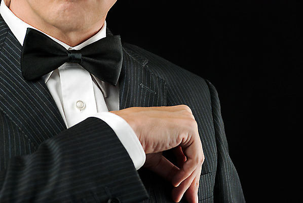 포토 JPG 해외이미지 1 손 옷 남자 유럽 셔츠 나비넥타이 넥타이 한명 사람 정장 턱시도 이벤트 유행 검은색 재킷 코트 우아함 저녁 주머니 자르기 활 준비 기회 옷입기 몸통 예복 몸단장 정중 해외202004 해외포토 잡화 나라 컬러 컨셉 상의 모션 신체부위 외투 야간 파일형식 이미지허브