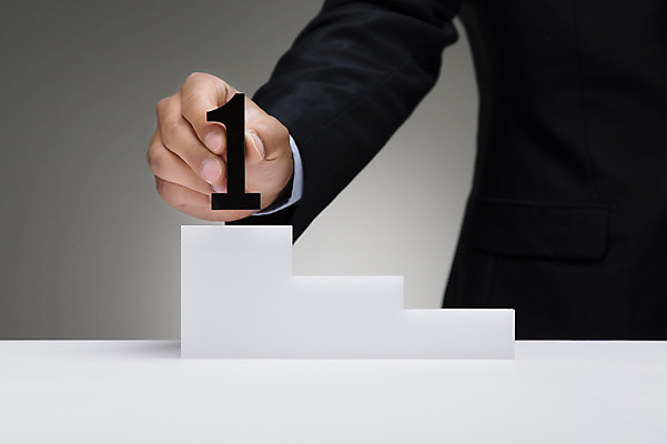 포토 JPG 스튜디오촬영 1 손 남자 비즈니스 실내 한명 들기 사람 정장 신체부위 숫자 비즈니스맨 시상대 국내포토 문자 옷 모션 내부 직장인 파일형식